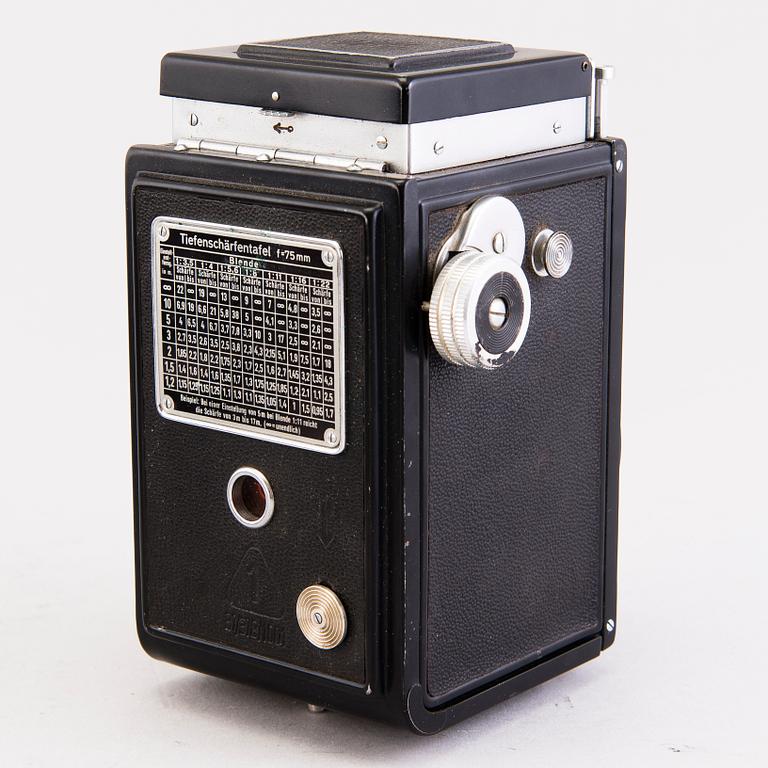 Set of five cameras, with accessories, 1920-50-tal.