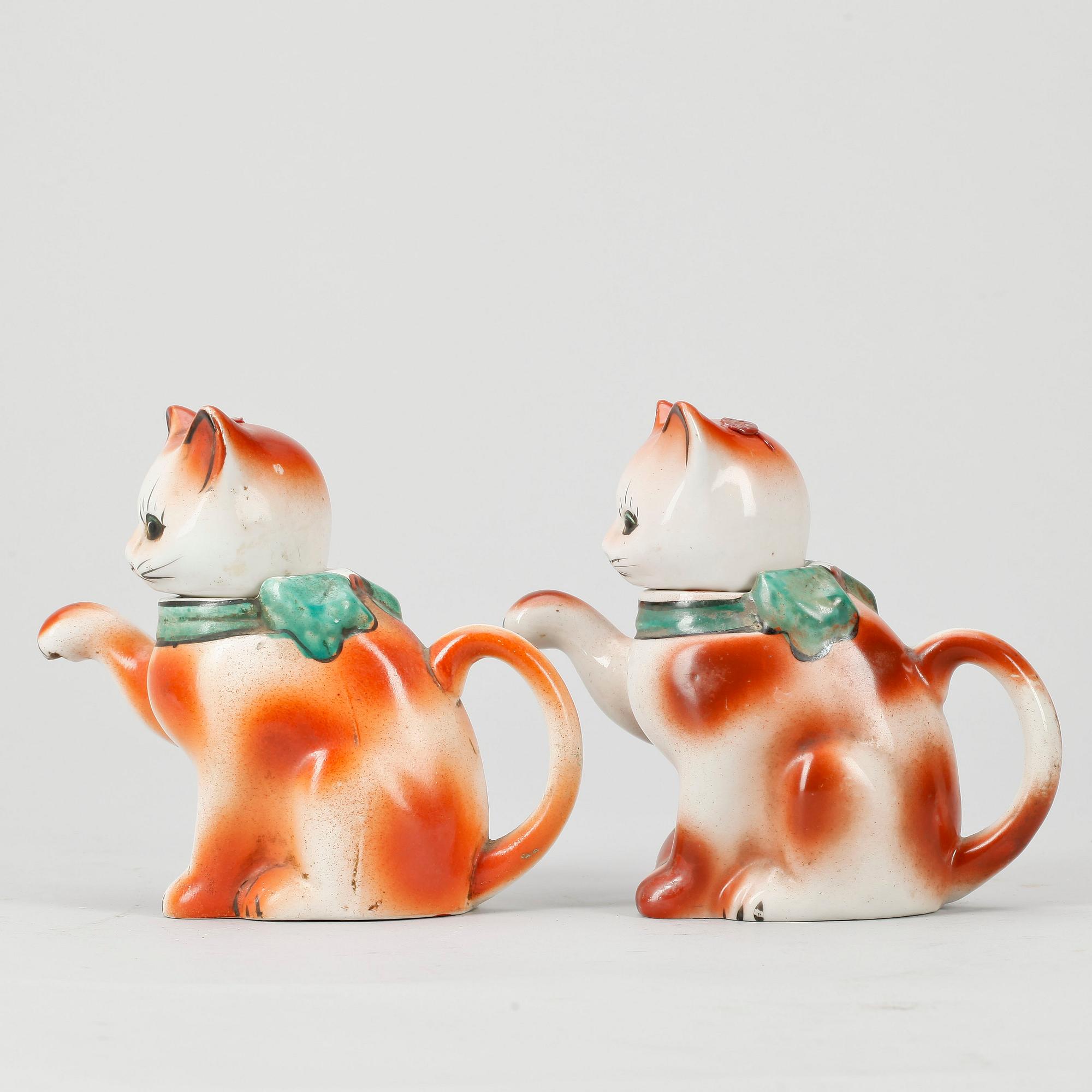 KANNOR, ett par, porslin, Kina, 1900-talets första hälft.