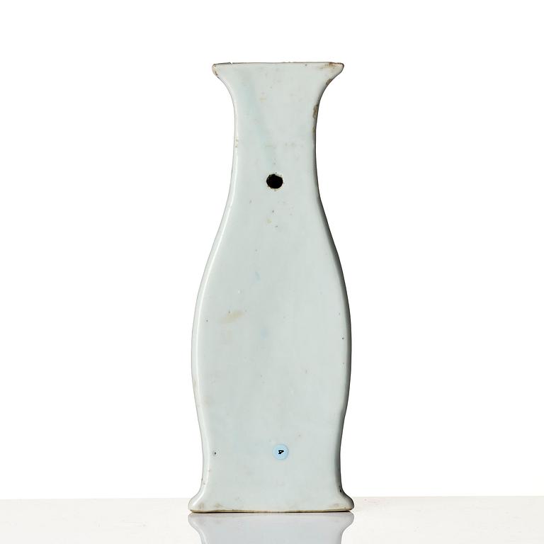 A blue and white pear shaped wall vase, Transition, 17th century.