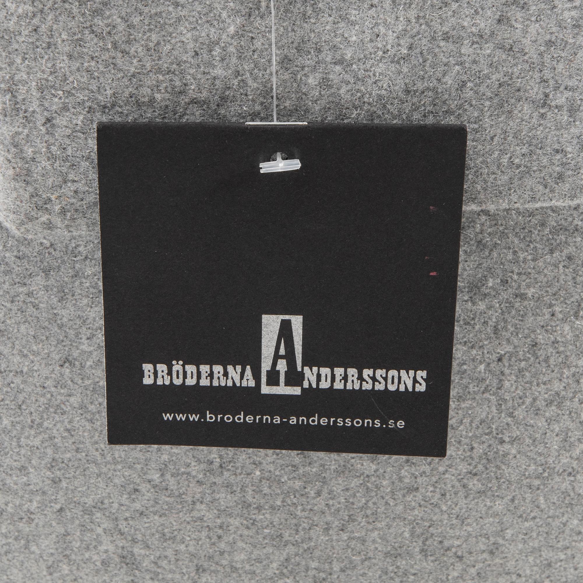 Fåtölj med fotpall "Statys" Bröderna Andersson Riise möbler 2000-tal.