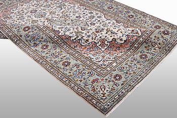A carpet, Kashan, ca 291 x 201 cm.