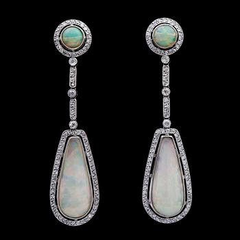 241. ÖRHÄNGEN, opaler, tot. ca 7.27 cts, med rosenslipade diamanter, tot. ca 1.90 ct.