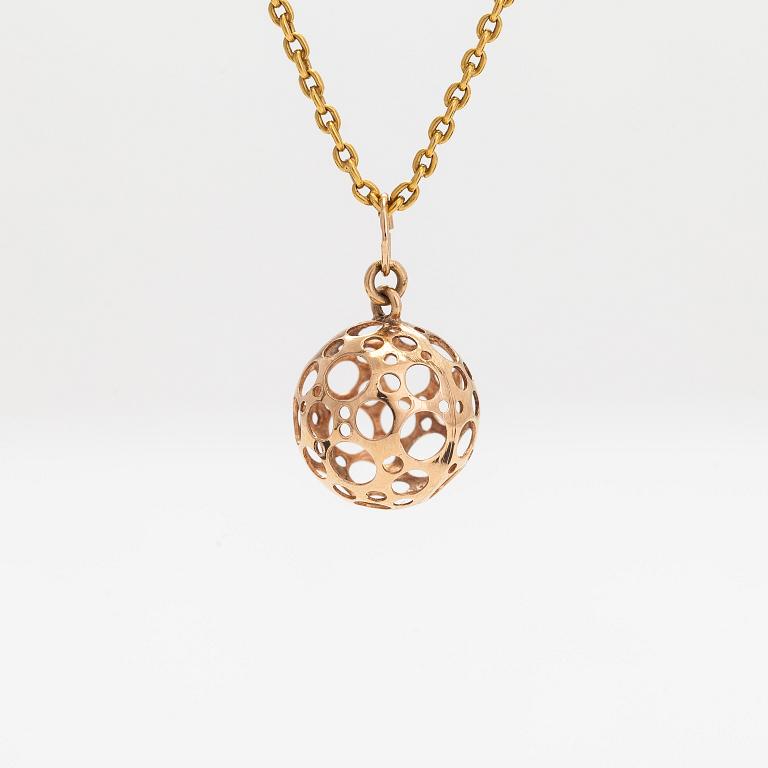 Liisa Vitali, pendant, "Leppäkerttu", 14K gold, Kultakeskus, Hämeenlinna. Chain in 22K gold.