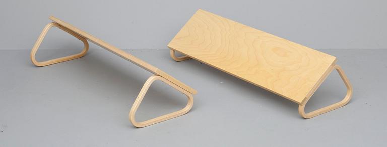 HYLLOR, 2 st, "112 B" Alvar Aalto. Modellen formgiven 1936.