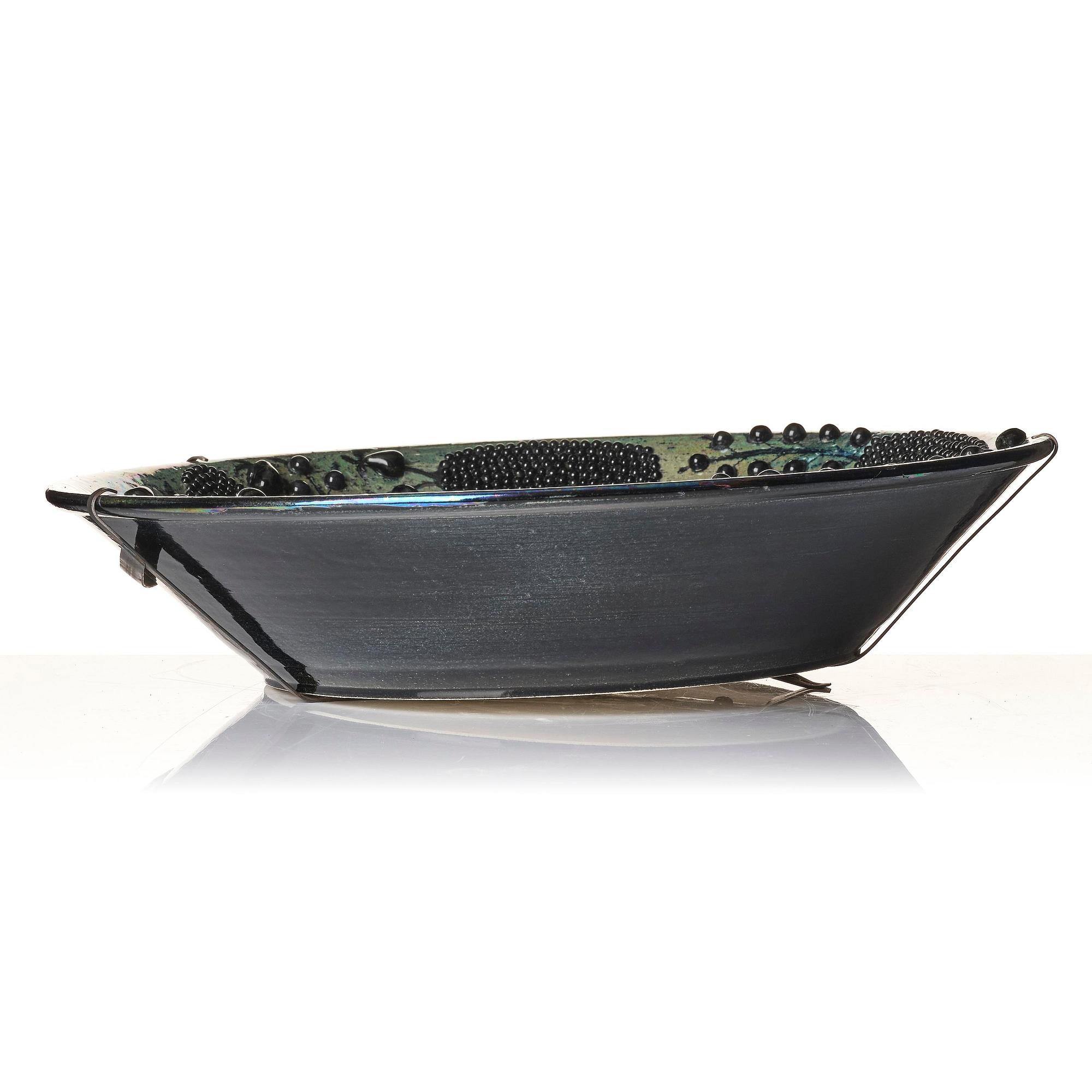 Birger Kaipiainen, a large decorative stoneware dish, Arabia, Finland, probably 1970s.