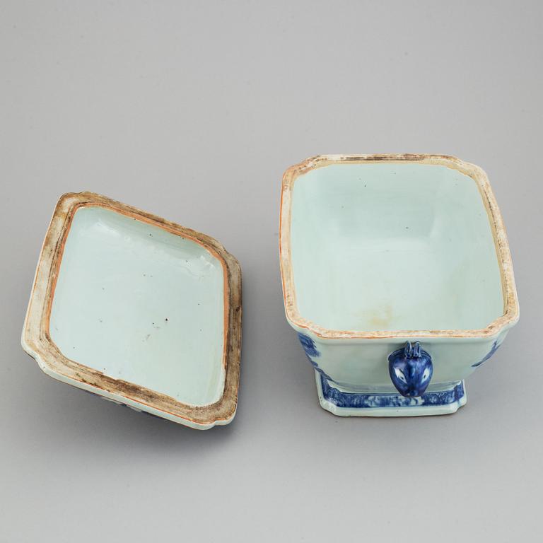 A blue and white tureen and a serving dish, Qing dynasty, Qianlong (1736-95).