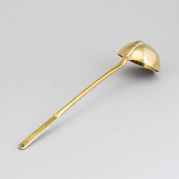 AN 18TH CENTURY BRASS LADLE.