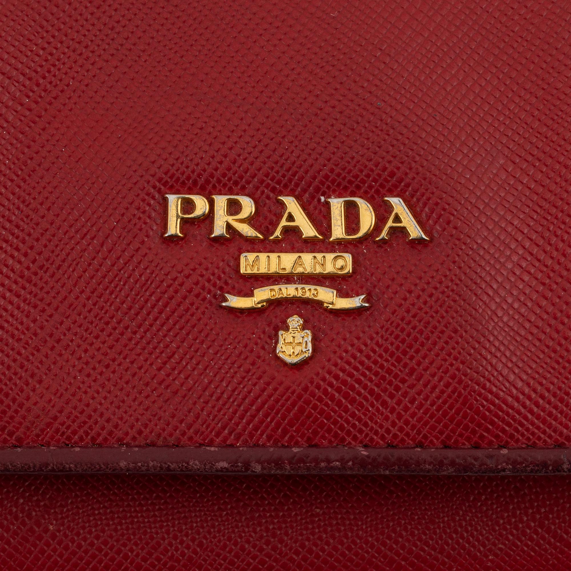 Prada, nyckelhållare och plånbok.
