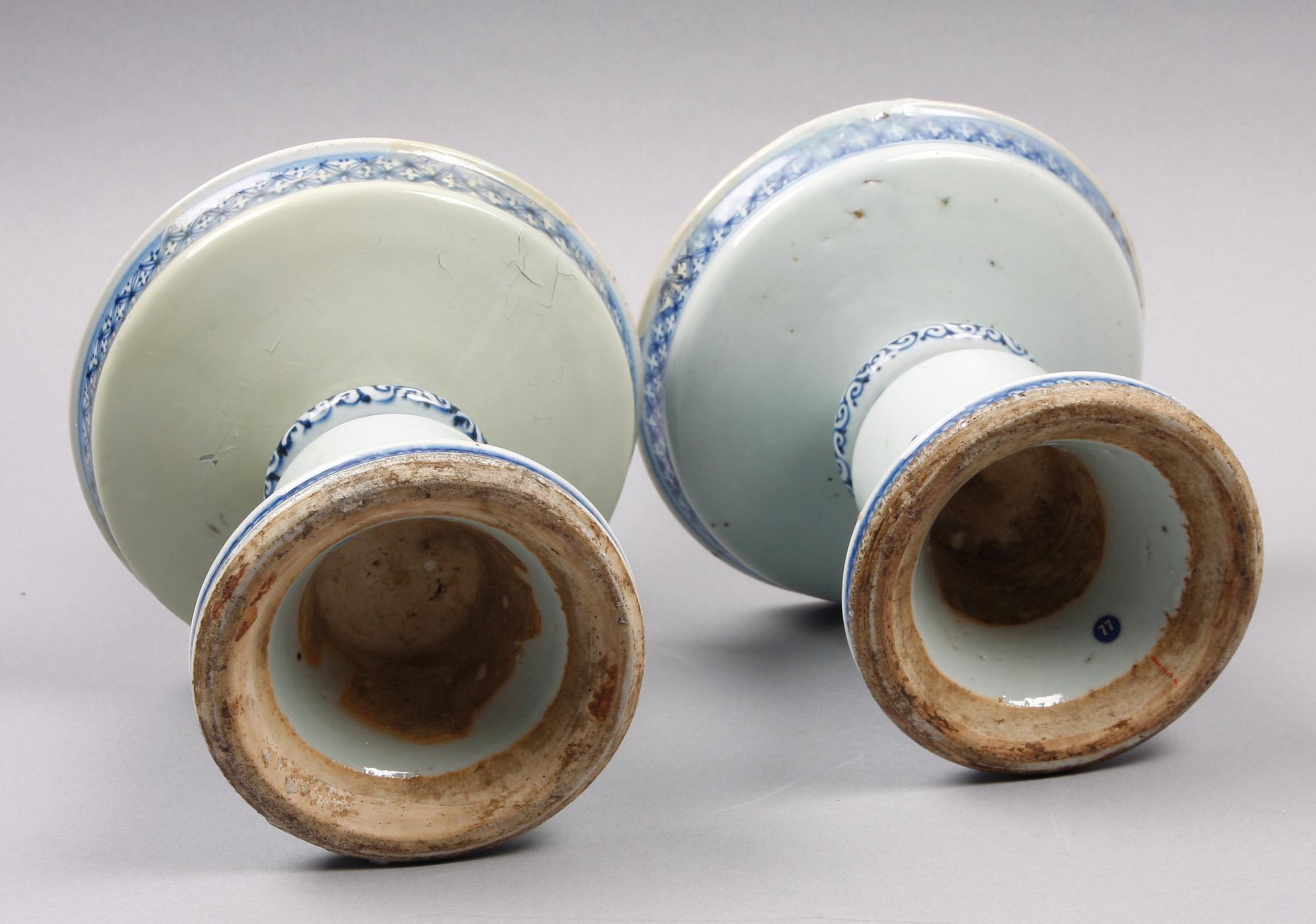 ALTARSTAKAR, ett par, porslin. Qing dynastin, 1700-tal.