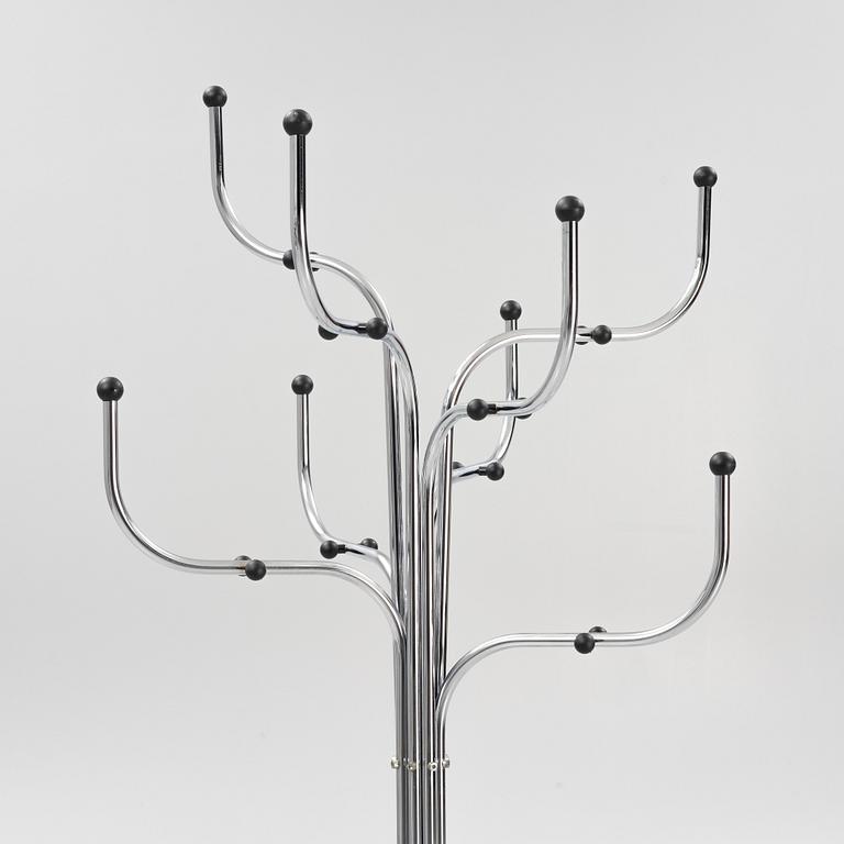 Sidse Werner, tamburmajor, "Coat Tree", Fritz Hansen, Danmark.