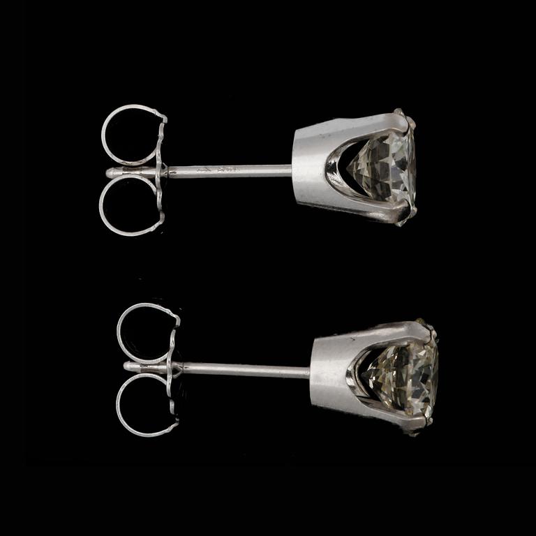 ÖRHÄNGEN, ett par, 14k vitguld med briljantslipade diamanter totalt ca1.50 ct, 2000-tal. Vikt 2 g.