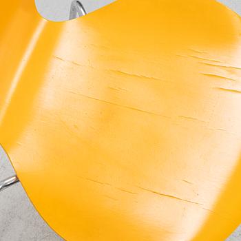 Arne Jacobsen, stolar, 5 st, "Sjuan", Fritz Hansen, Danmark, daterade 1976.