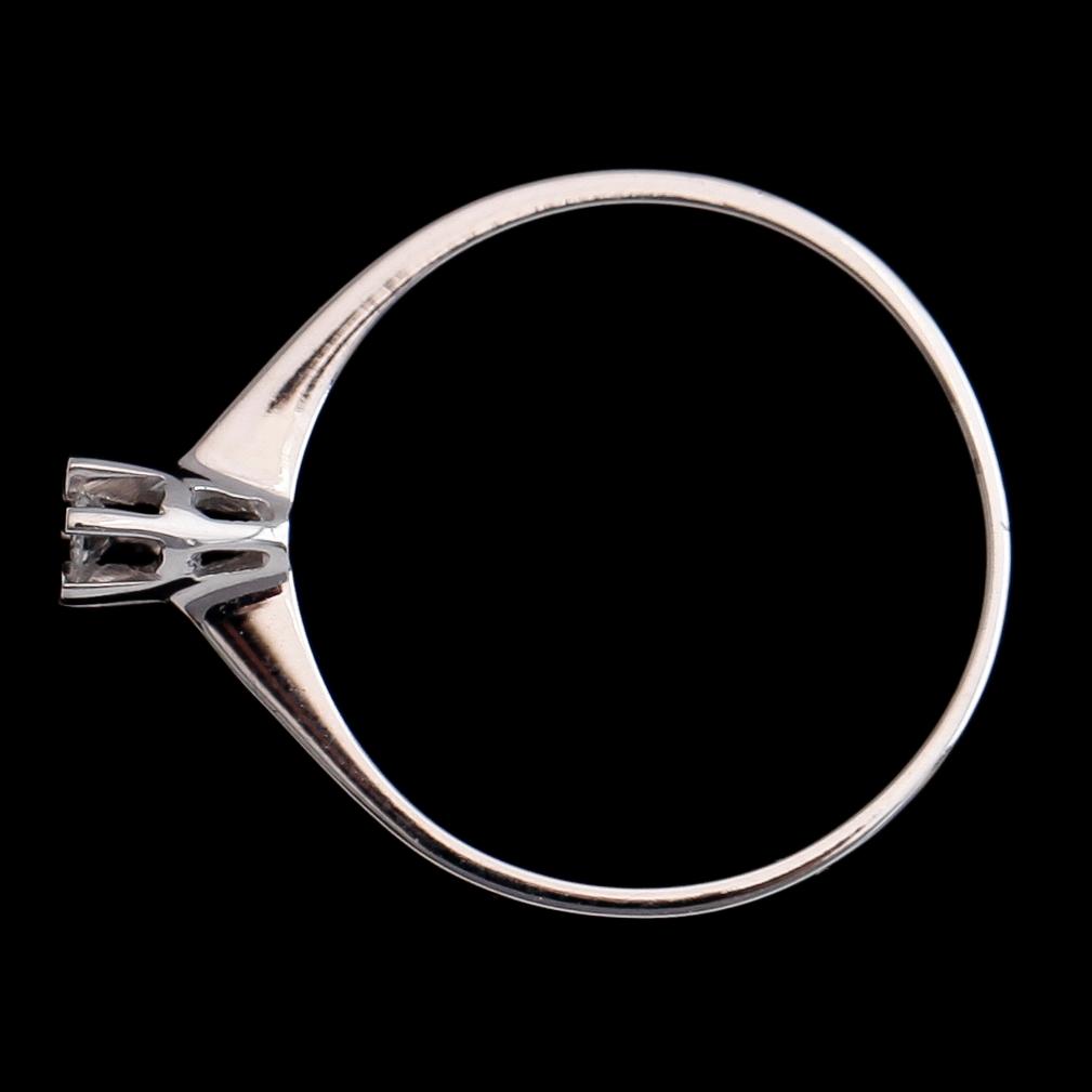 RING, 18 k vitguld med briljantslipad diamant 0.08 ct WVS, 1900-talets andra hälft. Total vikt ca 1 gram.