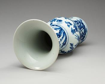 A blue and white vase, Qing dynasty, Kangxi (1662-1722).