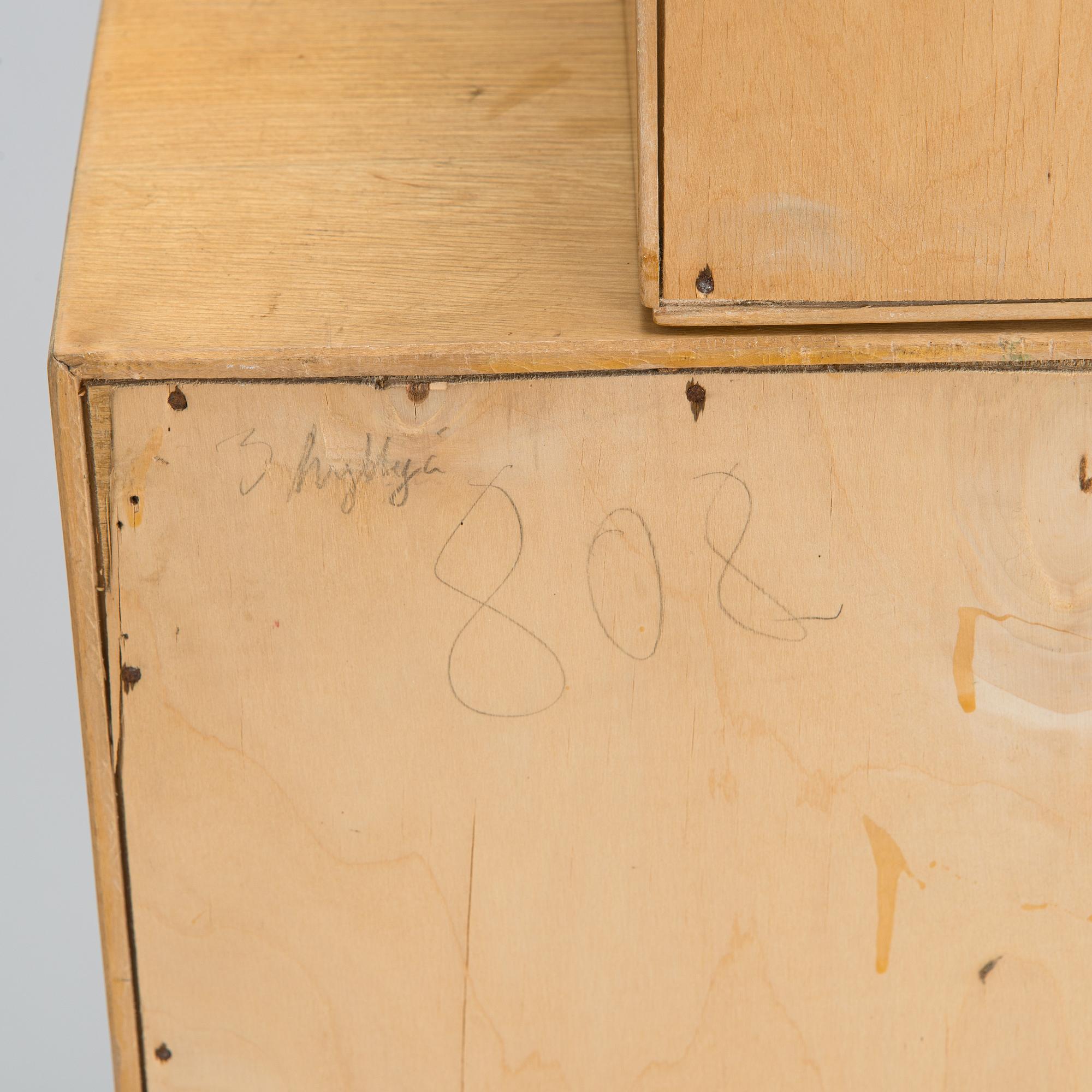 Aino Aalto, kaappi, malli 808 ja vitriini, malli 214 O.Y. Huonekalu- ja Rakennustyötehdas A.B. 1950-luvun alku.