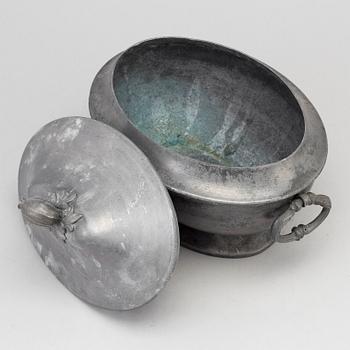 AN 18TH CENTURY PEWTER TUREEN AND COVER.