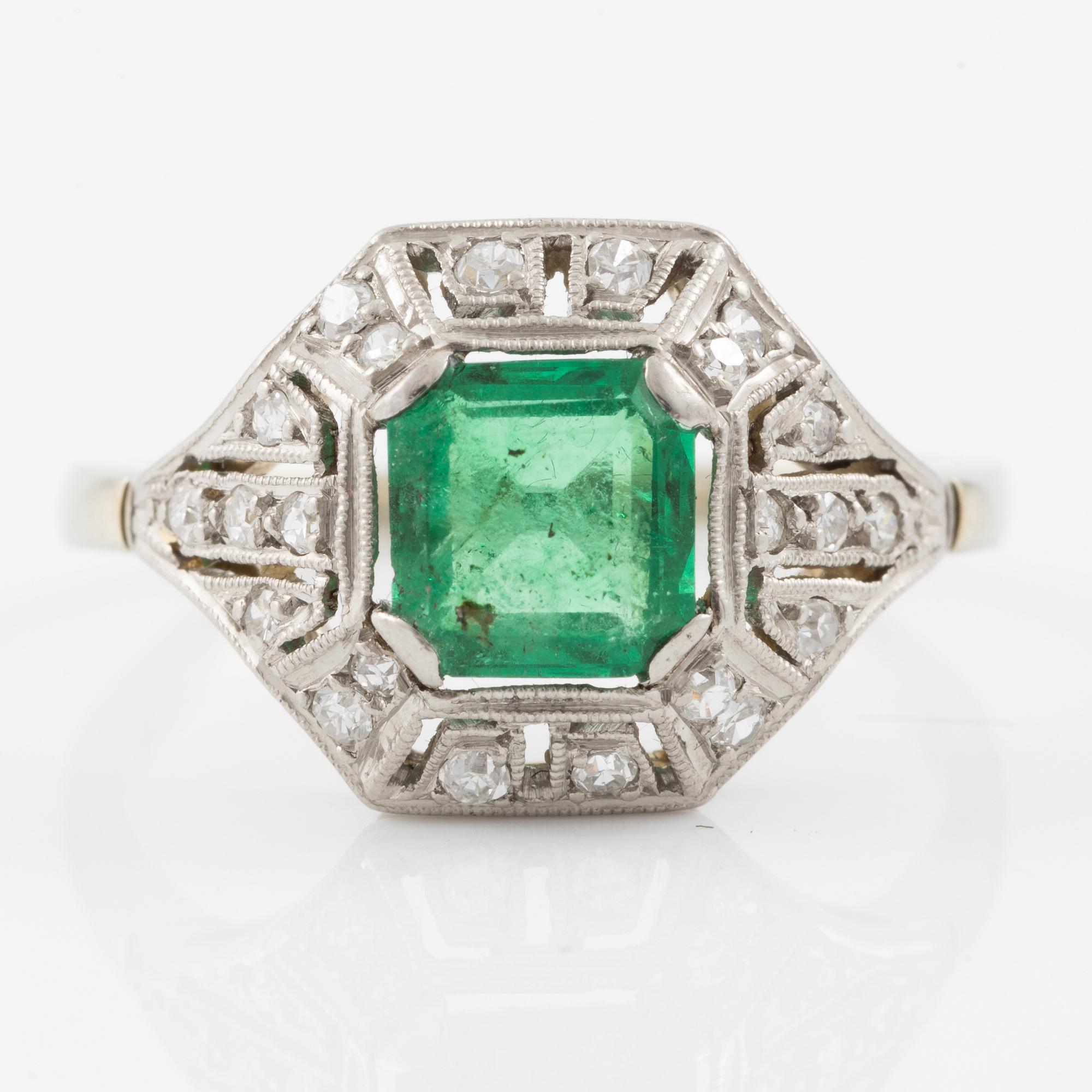 Ring, platina med smaragdslipad smaragd och diamanter, art déco, ca 1920-tal.