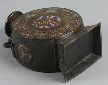 VAS, cloisonné. 1800-talets slut.