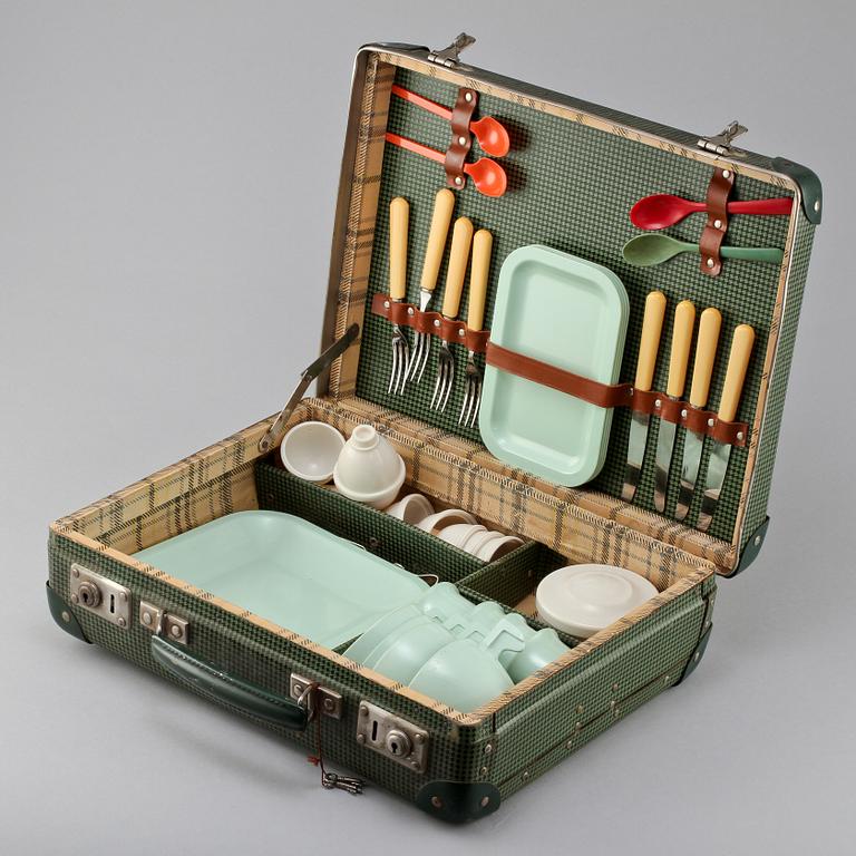 PICKNICKVÄSKA med TILLBEHÖR, tillverkad av Fundator för SAS, 1900-talets andra hälft.