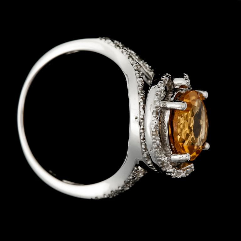 RING, 14k vitguld med gul topas med briljantslipade diamanter. 2000-tal. Vikt 4,4g.