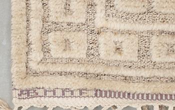 CARPET. "Vita spetsporten". Knotted pile in relief (reliefflossa). 302 x 202,5 cm. Signed AB MMF.