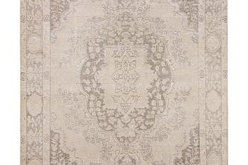 An Ushak capet, c. 279 x 188 cm.