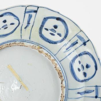 Six blue and white porcelain plate and two small bowl, Ming dynasty, Wanli (1572-1620).