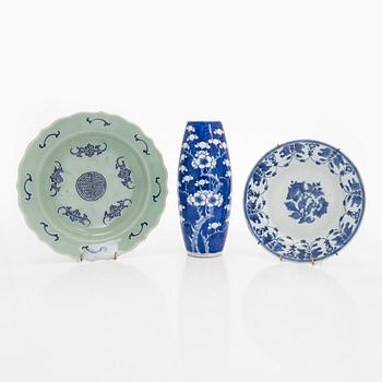 Two blue and white dishes and a vase, China, 18th/20th century.