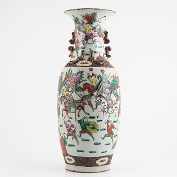 A porcelain floor vase, China, late Qing dynasty/early 20th century.