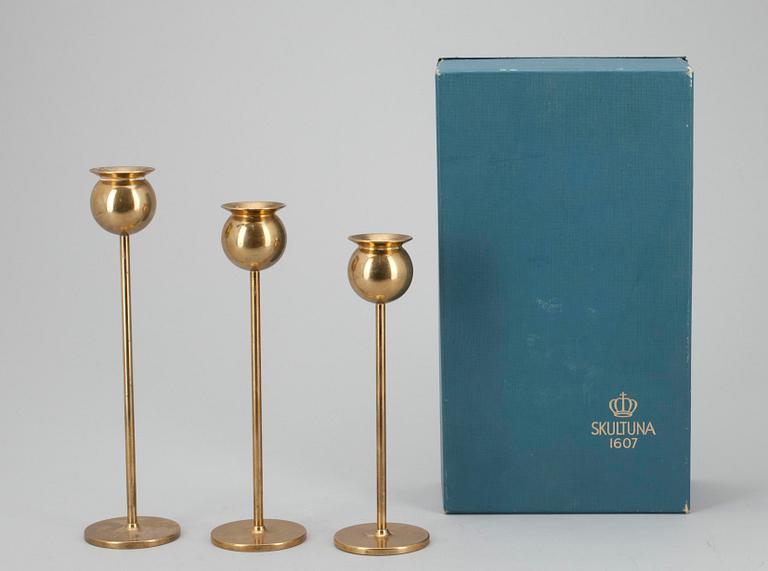 KYNTTILÄNJALKOJA, 3 kpl, messinkiä, Skultuna,  1900-luvun loppupuoli.