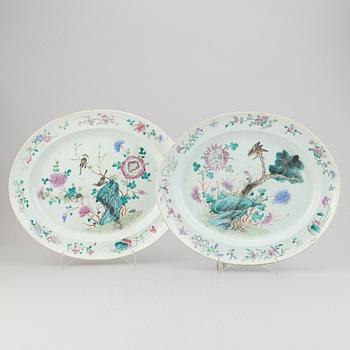 Two large serving dishes, Qing dynasty, 19th Century.