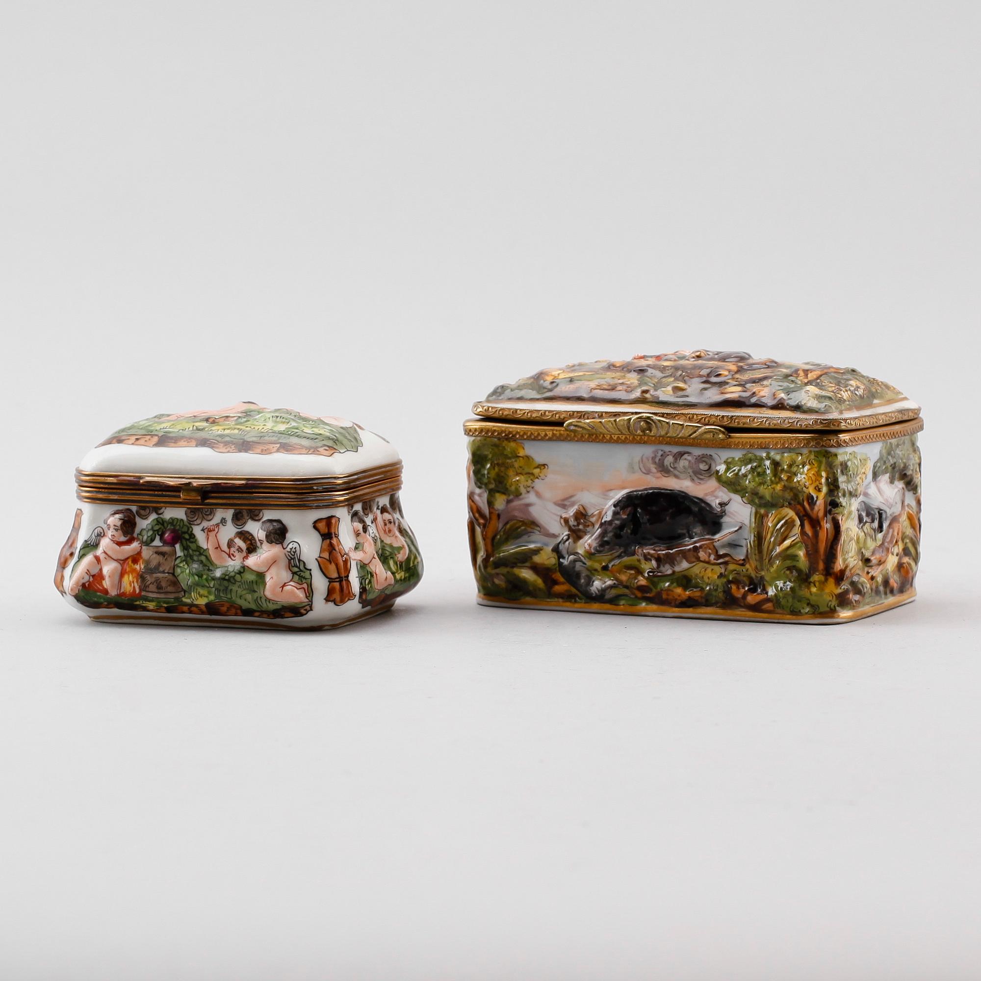 DOSOR, 2 st, porslin, Neapel, Italien, 1900-talets andra hälft.