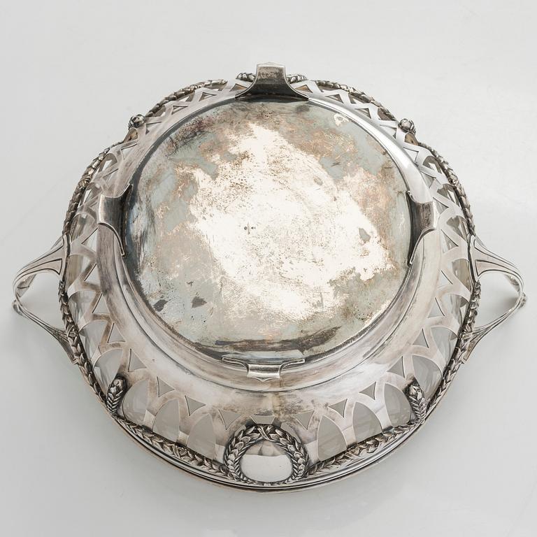 Tarjoilumalja, hopea, lasisisus, tuontileima 1899-1907, Br. Grachevin leima hovihankkijan merkillä.