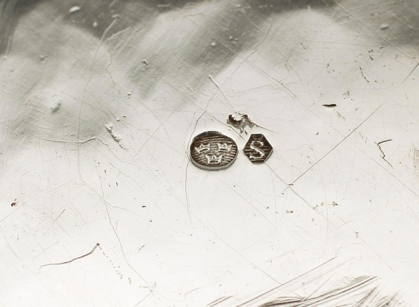 CIGARETTSKRIN samt LOCKSKÅL, silver, 1900-talets första hälft. Lockskålens vikt ca 16 gram.