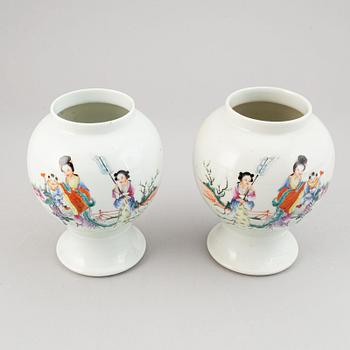 A set of 7 Chinese vases, 20th Century.