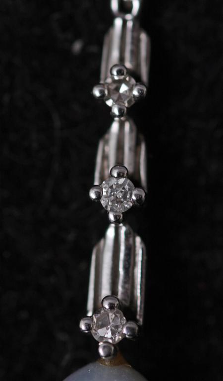 ÖRHÄNGEN, vitguld 14 k m odlade pärlor o briljanter.