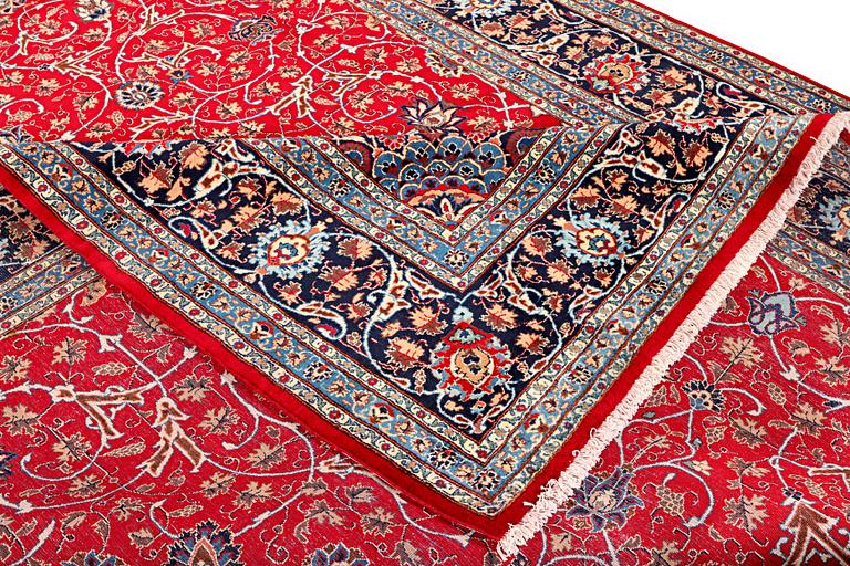 A Kashan carpet, c. 400 x 297 cm.