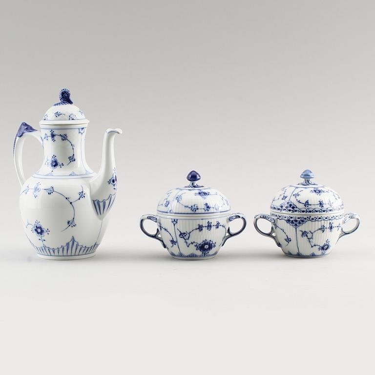 KAFFEKANNA OCH SOCKERSKÅLAR, 2 st, porslin, "Musselmalet", Royal Copenhagen och Bing & Gröndahl.