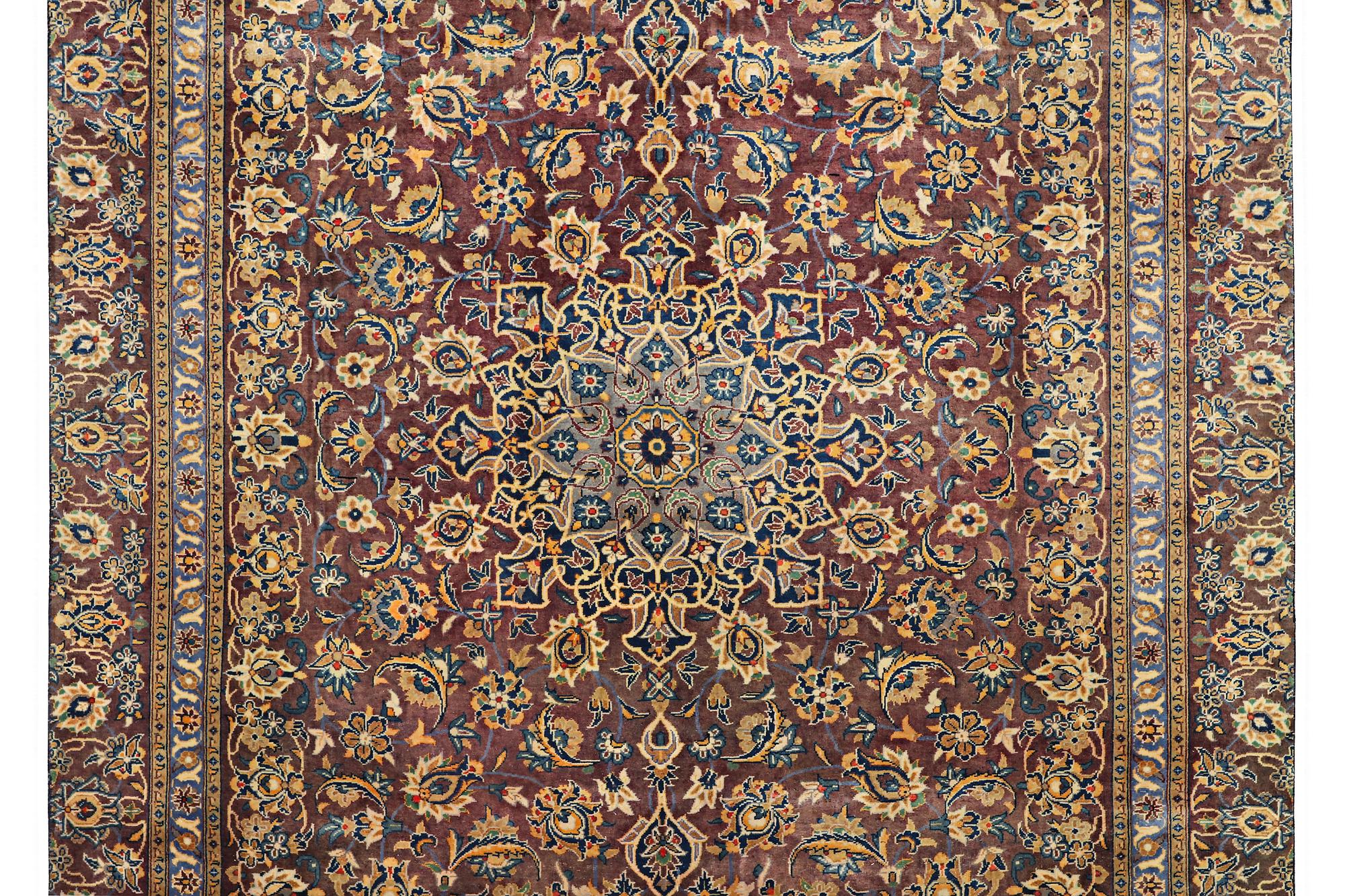 A carpet, Kashan, ca 325 x 209 cm.