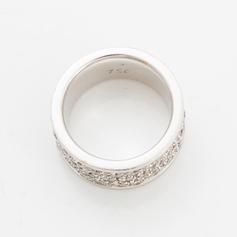 Brilliant-cut diamond ring.