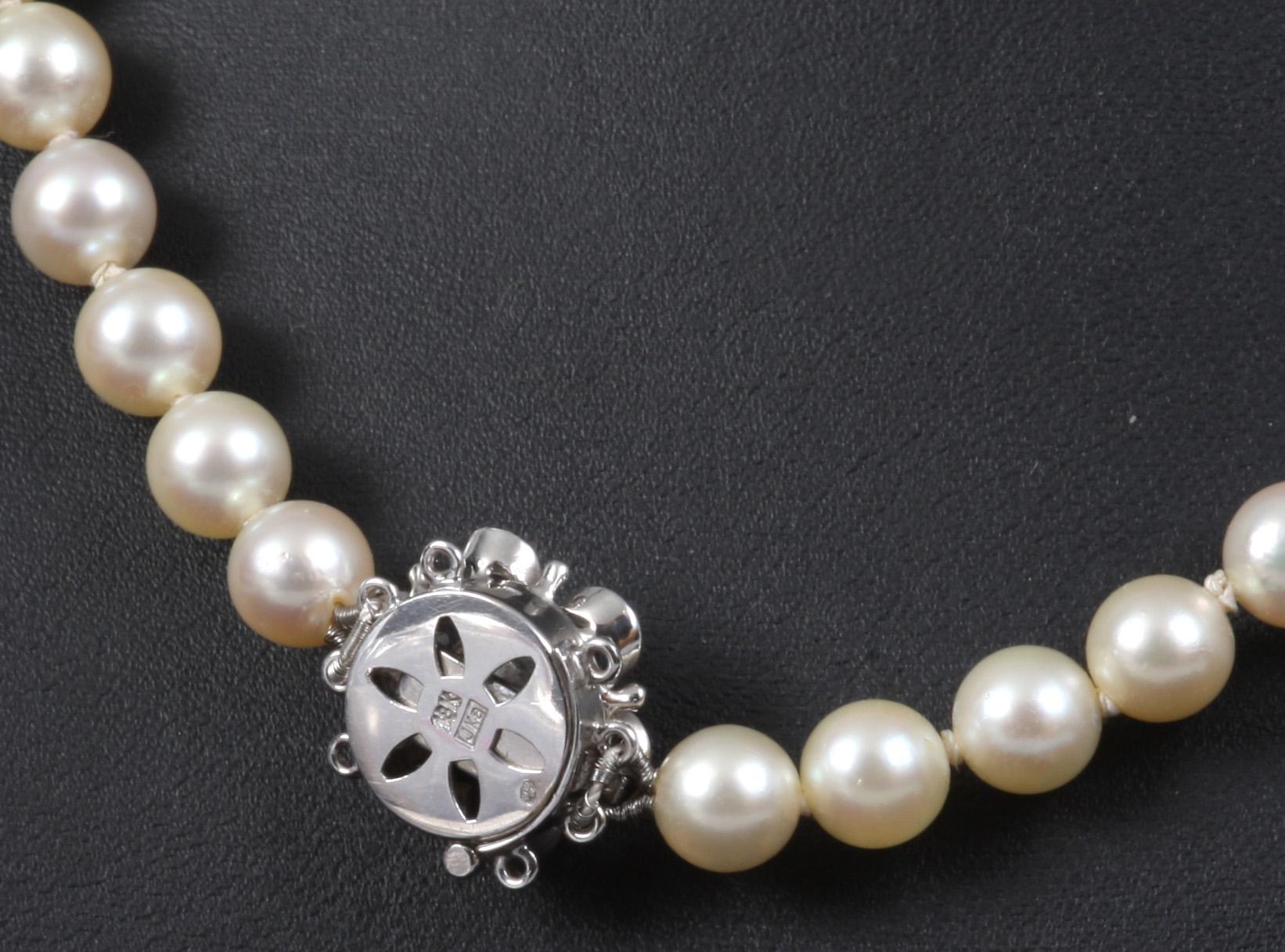 PÄRLCOLLIER, lås i vitguld med diamanter, 1900-talets mitt. Enligt uppgift inköpta i Japan på Mikimoto.