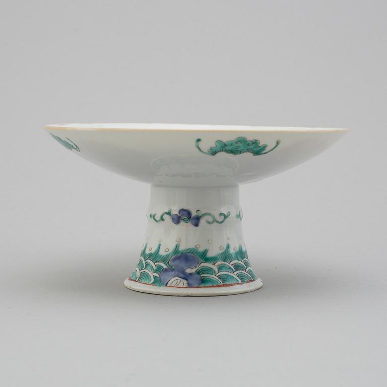 A famille rose footed dish, Qing dynasty, late 19th century.