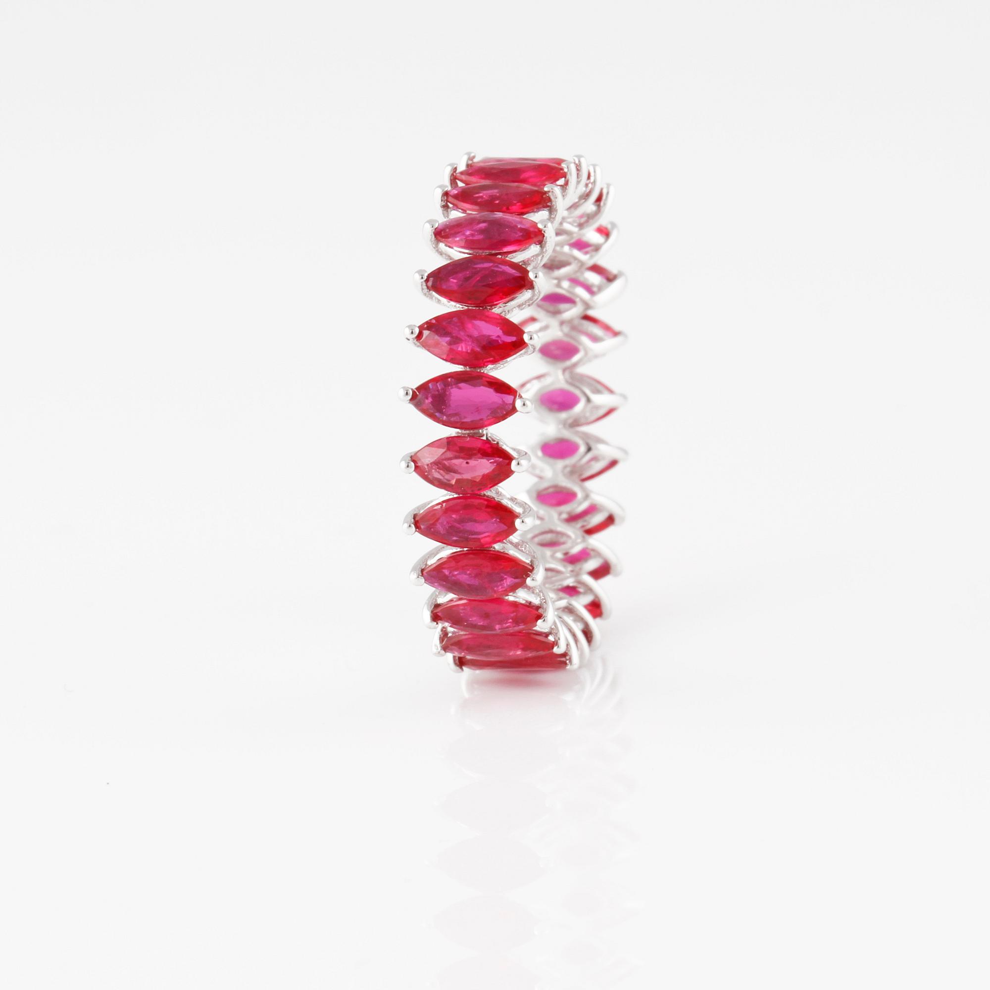 RING, 18K vitguld med navetteslipade rubiner ca 3.22 ct. Vikt 2,4 gram.