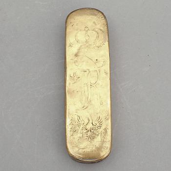 TOBAKSDOSA, mässing, daterad 1769.