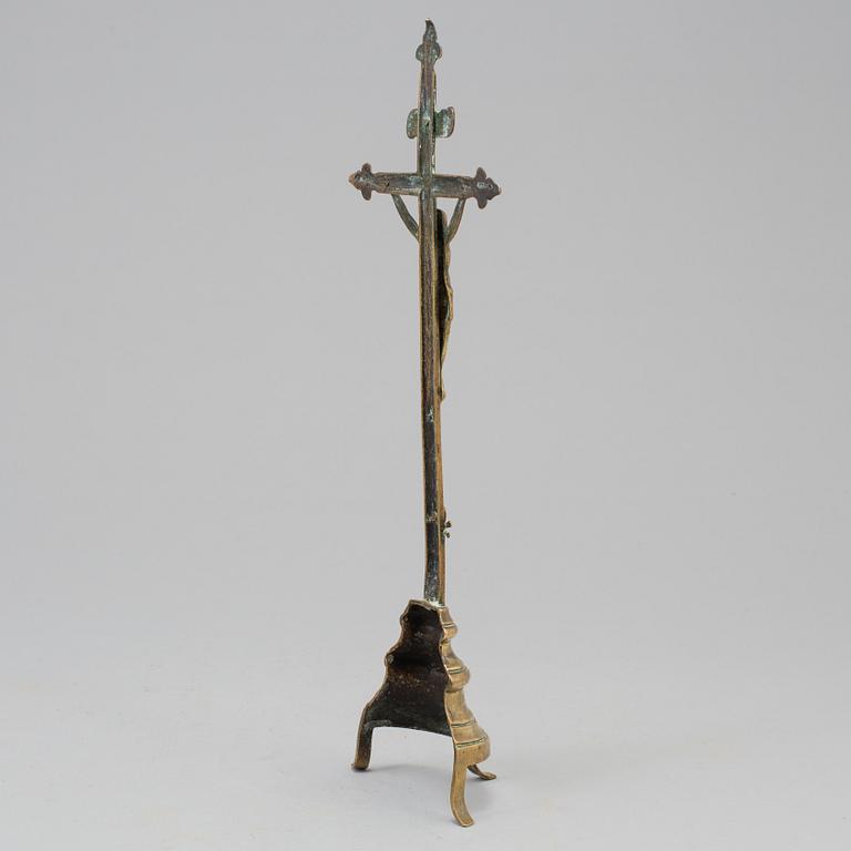 AN 18TH CENTURY BRONZE CRUCIFIX.