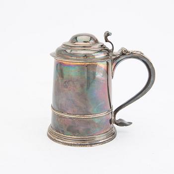 An English 18th century silver tankard.