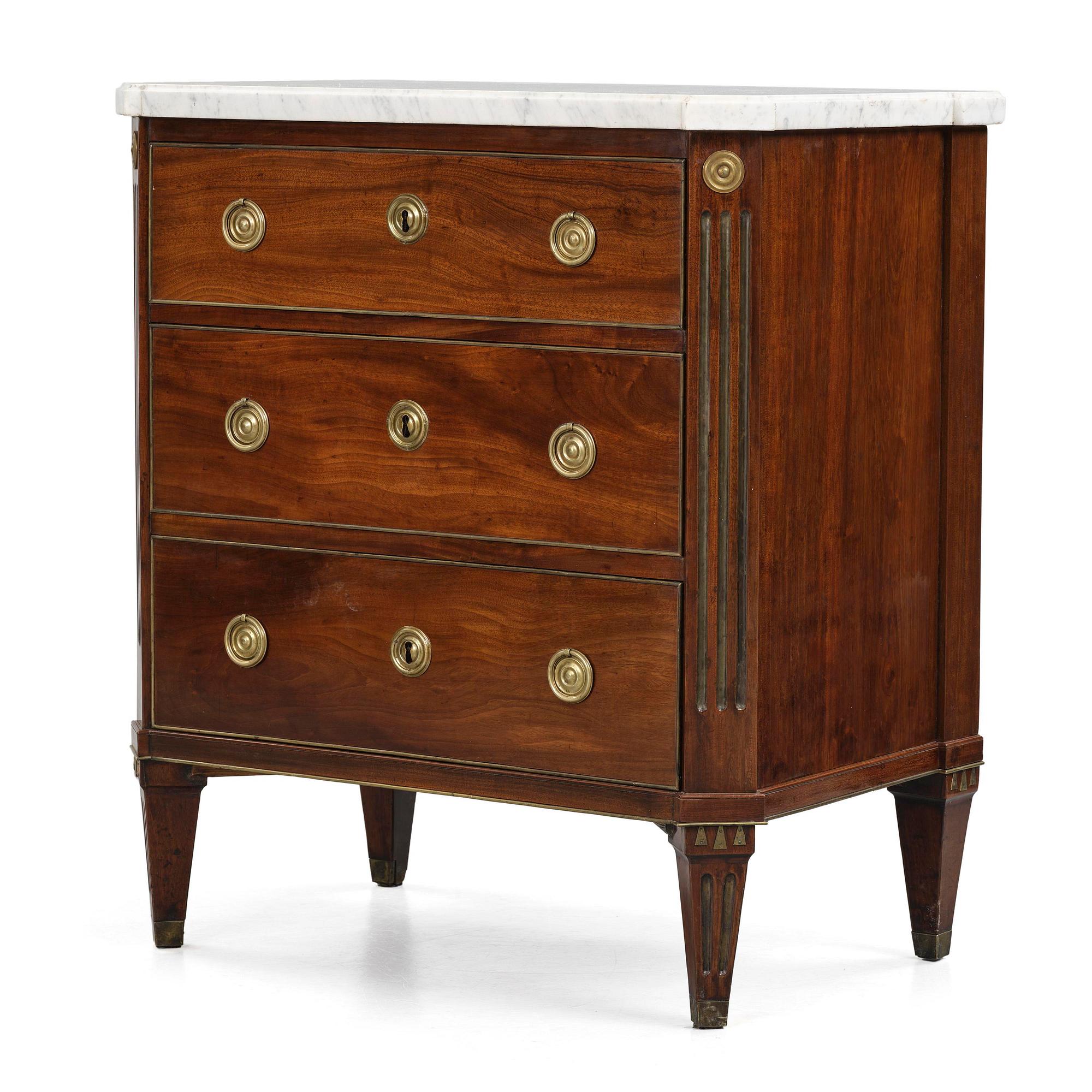 A late Gustavian mahogny commode.