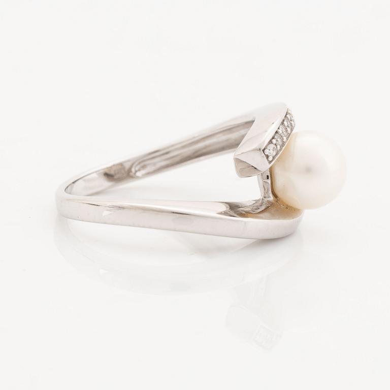 Brilliant cut diamond and cultured pearl ring.