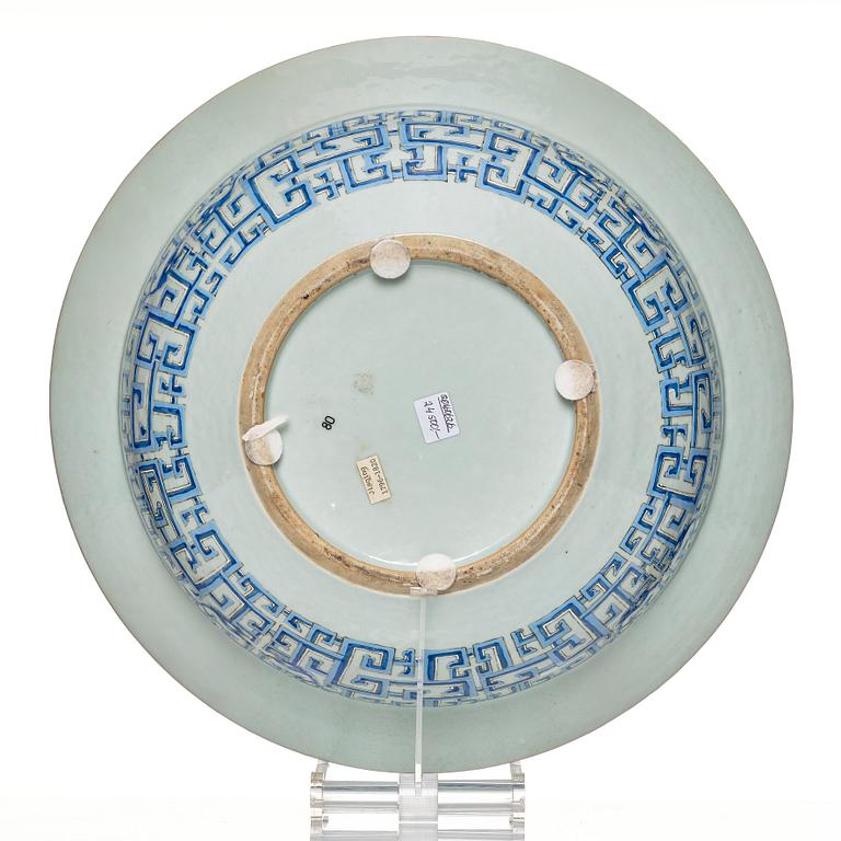 A famille rose basin, Qing dynasty, 19th Century.