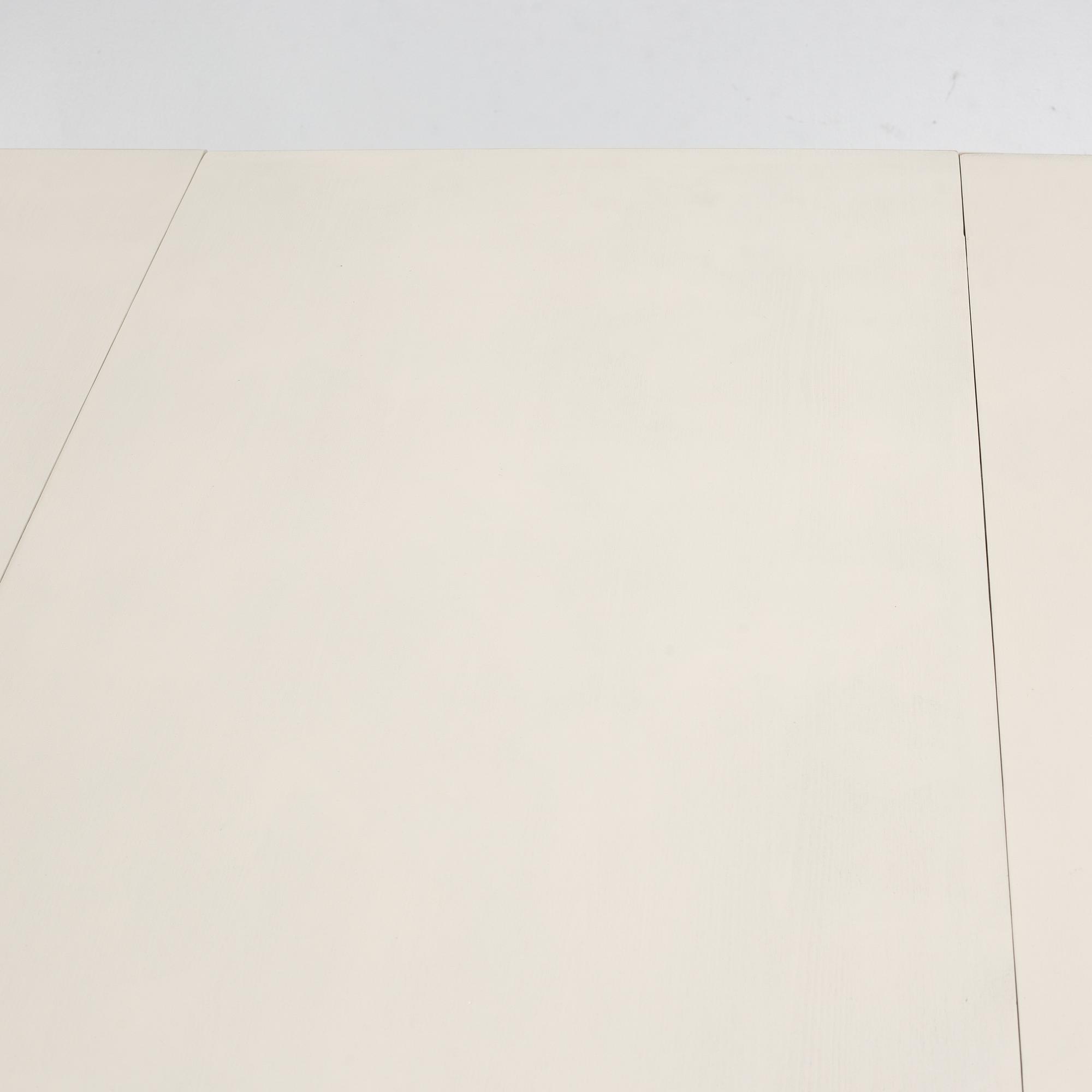 Dining table, from around the year 1900.